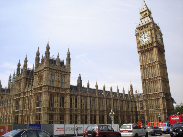 Pałac westminsterski i wieża Big Ben ze słynnym zegarem usytuowane są nad Tamizą