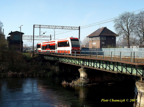 SA132-003 jako pociąg 85728 Piła Główna - Chojnice pokonuje most na Gwdzie opuszczając stacje początkową - 08.11.2007 #kolej #jesień #szynobus #SA132 #PKP