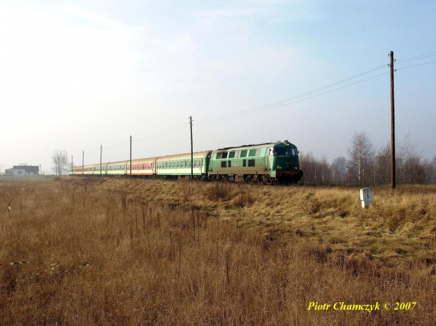 SU45-240 z "CHełmianinem" mija "na biegu" Białą Pilską i udaje się w kierunku Piły Głównej - 22.11.2007 #kolej #jesień #SU45 #BiałaPilska #Chełmianin