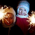 Na wszystkie dni Nowego Roku
życzę Ci wiary w sercu i światła w mroku.
Obyś jednym krokiem mijał przeszkody.
Byś czuł się silny i wiecznie młody #NowyRok #fajerwerki #dzieci