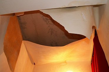 Oto efekt zalania domu mojej Babci jak pękła rura u sąsiadów z góry. Zdjęcia zrobione 3 dni po katastrofie w Wigilię #Katastrofa #zalanie #sciany #sufit