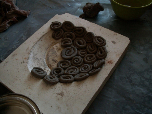 Przyszły talerz ze ślimaków z gliny szamotowej #glina #garncarstwo #talerz #ślimaki