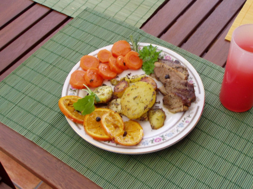 Pierś z kaczki w marynacie musztardowej, w sosie pomarańczowym. Ziemniaczki pieczone z dużą ilością ziół, głównie tymianku oraz warzywa gotowane na parze. #PierśZKaczki #kaczka #obiad #kolacja #danie #gotowanie #SosPomarańczowy #warzywa