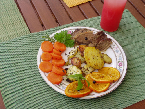Pierś z kaczki w marynacie musztardowej, w sosie pomarańczowym. Ziemniaczki pieczone z dużą ilością ziół, głównie tymianku oraz warzywa gotowane na parze. #PierśZKaczki #kaczka #obiad #kolacja #danie #gotowanie #SosPomarańczowy #warzywa