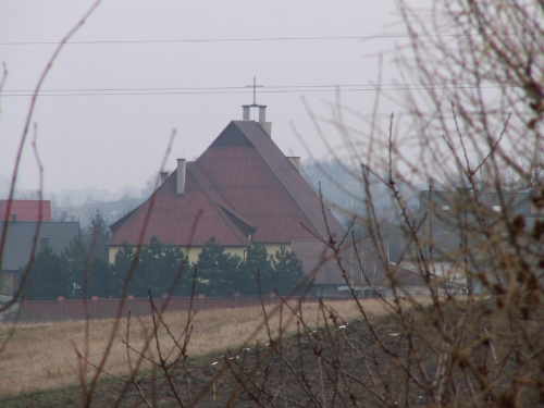 Kościół w Bęble.
Zdjęcie zrobione z poddasza mojego domu :) #kościół #widok #krajobraz #daleko
