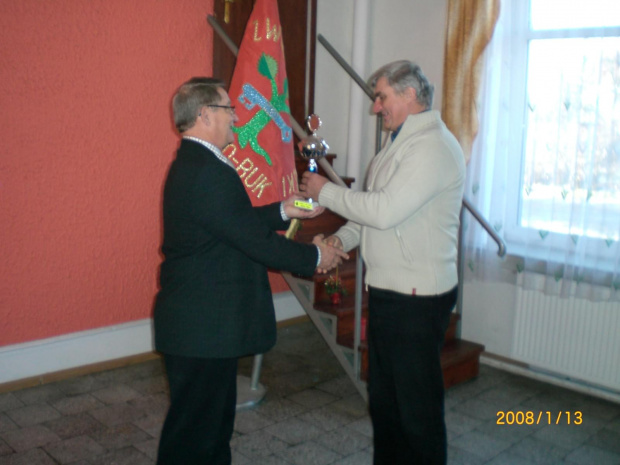 Jacek pod nieobecność Łukasza odebrał puchar i dyplom WĘDKARZA ROKU 2007.