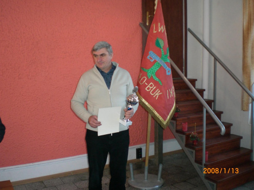 Jacek z pucharem i dyplomem WĘDKARZA ROKU 2007 dla Łukasza.
