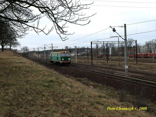 Luźny byczek nr 448 wjeżdża od strony Szczecinka do Piły Głownej. - 25.01.2008 #kolej #zima #PKP #Piła #ET22