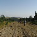 Ku Łostuńskiej Przełęczy. Przełęcz Łostuńska stanowi szerokie, wybitne obniżenie w grani głównej, rzędu prawie 300m.