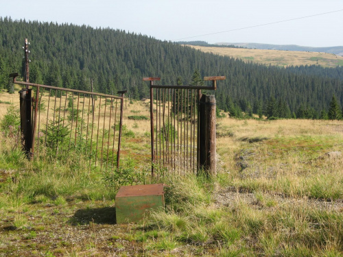 Brama w sistiemie granicznej, stąd prowadziła droga dojazdowa do sistiemy z doliny Czarnego Czeremoszu.