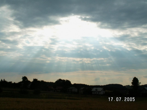 Aura słońca. Grzebanie w starych zdjęciach ;-) #słońce #promienie #PromienieSłońca #znak #chmury #niebo