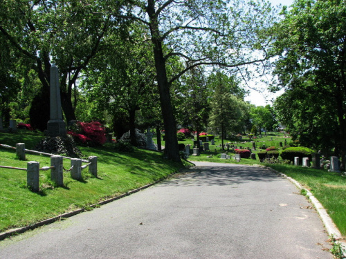 Majowy spacer po nowojorskim cmentarzu