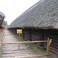 Tak mieszkali ludzie 2700 lat temu. Rekonstrukcja na planie osady w Biskupinie. Pomiędzy długimi , połączonymi chatami biegła drewniana ulica.