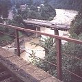 Jaremcze - widok z mostu kolejowego wznoszącego się 28m nad doliną Prutu. Został on wybudowany po wojnie na miejscu zniszczonego mostu kamiennego który opisywany był jako "najszczytniejsze dzieło architektoniki drogowej na ziemiach polskich".