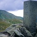 To już główna grań czarnohorska, w pierwszym planie kamienny słupek przedwojennej granicy polsko-czechosłowackiej, w tle Pop Iwan /2022m/ z ruinami obserwatorium meteorologiczno-astronomicznego. Był to najwyżej położony, zamieszkały punkt w II Rzeczypo...
