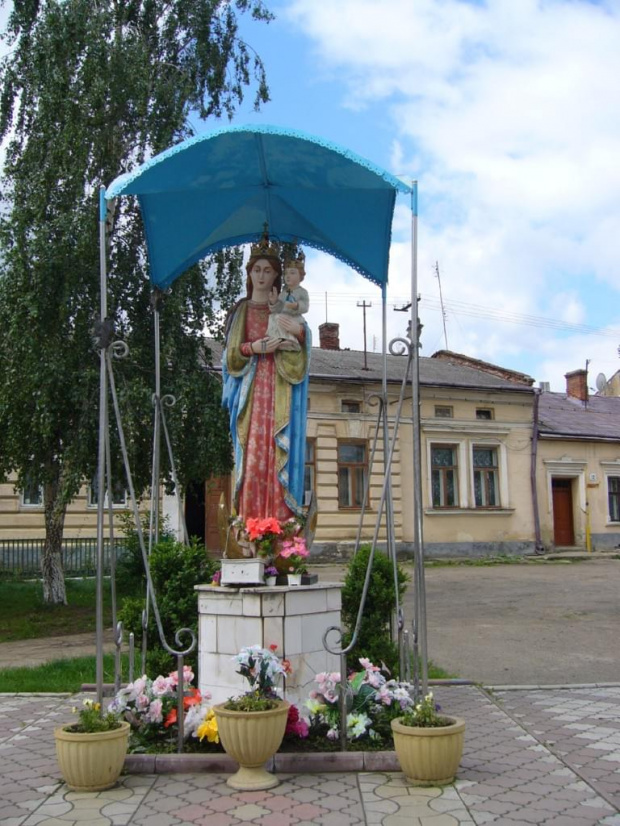 Sambor-Kapliczka przed kościołem