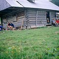 Tuż za Wielką Maryszewską, na połonince stoi niewielki, pusty domek służby leśnej, tutaj zgodnie z planem mieliśmy nocować w drodze powrotnej z Howerli. Tymczasem,zatrzymaliśmy się przy nim na krótki odpoczynek.