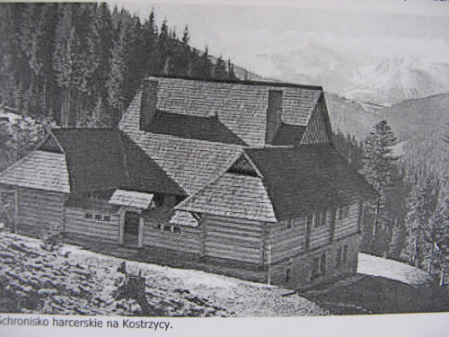 Na południowych stokach Kostrzycy, na wysokości około 1350m, w 1935 roku wybudowano schronisko Związku Harcerstwa Polskiego. Zaprojektowane w stylu huculskiej grażdy,dwukondygnacyjne,dysponowało 80 miejscami noclegowymi, nie pozostało po nim nic.