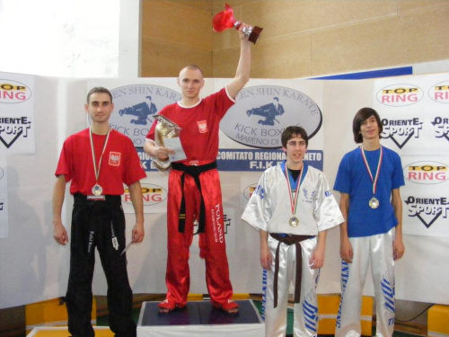 Podium kat. 57 kg semi contact: 1 miejsce Piotr Bąkowski, 2 miejsce Rafał Karcz. 3 miejsca zajęli reprezentanci Grecji.