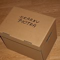 Moja skrzynia skarbów :D Mama wymyśliła mi takie pudło na walające się wcześniej po moim pokoju graty, teraz są w jednym miejscu i są to moje skarby :] #skarby #skarb #SkrzyniaSkarbów #karton #PudłoKartonowe
