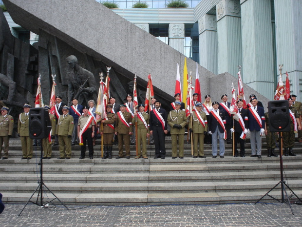 Gala sztandarów pod Muzeum Powstania Warszawskiego