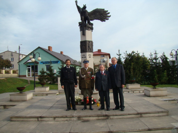 Iłża delegacja ze Staszowa pod pomnikiem