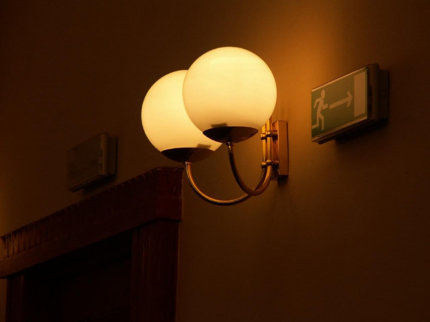 Podoba mi się gra światła, a Wam? #lampa #lampy #oświetlenie #artystyczne #ściana