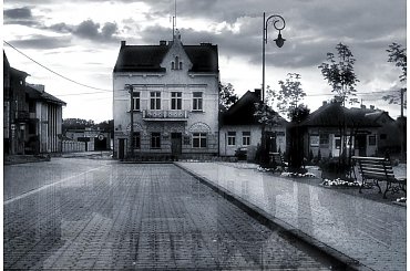 Fragment rynku małego miasteczka na podkarpaciu - Radomyśl Wielki. #Radomyśl #rynek #chmury #miasto