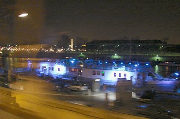 Paryż nocą #Paryż #noc #pola #ulica #Sekwana #sklepy #ludzie #woda #światło