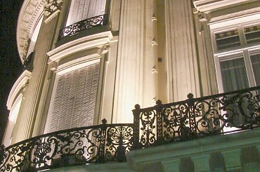 Paryż nocą #Paryż #noc #pola #ulica #Sekwana #sklepy #ludzie #woda #światło