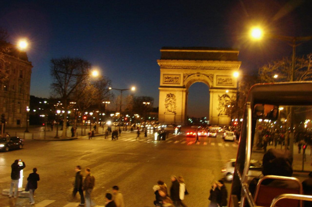 Paryż nocą #Paryż #noc #Sekwana #woda #mosty #wieża #aleje #auta #zwiedzanie #wycieczka #PolaElizejskie