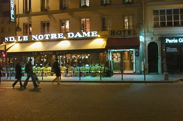 Paryż nocą #Paryż #noc #pola #ulica #Sekwana #sklepy #ludzie #woda #światło