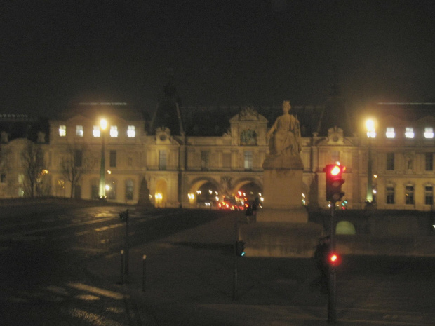 Paryż nocą #Paryż #noc #romantyczność #miłość #zimno #ciemno #ulice #auta #Sekwana