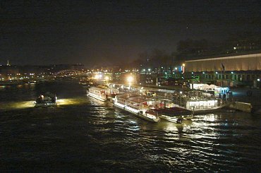 Paryż nocą #Paryż #noc #pola #ulica #Sekwana #sklepy #ludzie #woda #światło