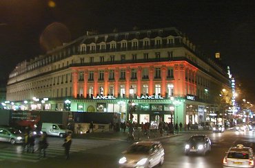 Paryż nocą #Paryż #noc #pola #ulica #Sekwana #sklepy #ludzie #woda #światło