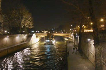 Paryż nocą #Paryż #noc #pola #ulica #Sekwana #sklepy #ludzie #woda #światło