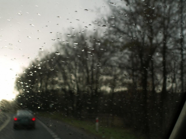W samochodzie #deszcz #szyba #krople #mokro #jazda #samochód #WSamochodzie