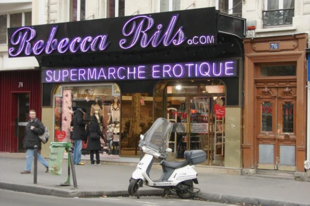 ulica seksu i rozpusty #MoulinRouge #CmentarzMontmartre