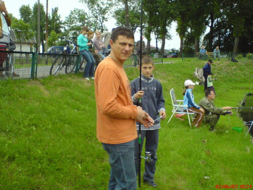 02.06.2007 r. - Dzień Dziecka na stawie Baszta. Michał Czubek z ojcem.