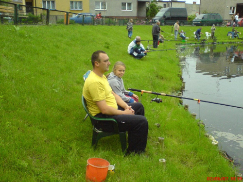 02.06.2007 r. - Dzień Dziecka na stawie Baszta. Olga Andraszyk z tatą.