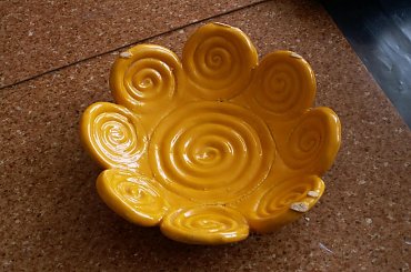 Dwie misy po dwa zdjęcia z lampą i bez ;-) Tą żółtą zabieram sobie do domu za 20zeta :] tylko trzeba ją trochę naprawić :) #glina #ceramika #garncarstwo #misa #misy #szkliwo #szkliwione