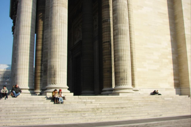 Paryż Panteon w cieniu kolumn #Paryż #uniwersytet #Sorbona #Sekwana #zwiedzanie #podróż #kosciół #dom #ulica #Panteon #LiceumHenrykaIV #dziedziniec