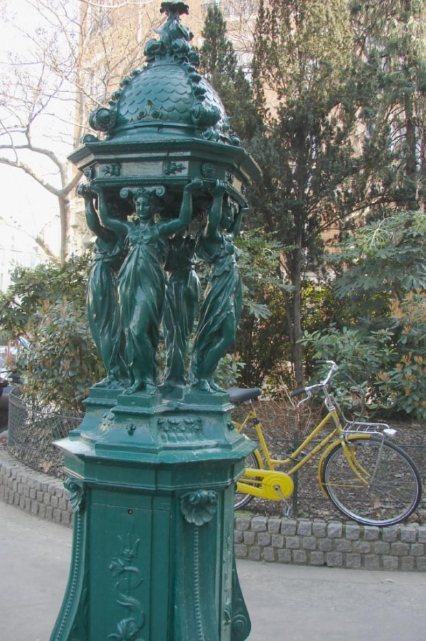 Paryż rzeźbione pojniki wodne #Paryż #Luxembur #parki #Sorbona #studenci #Sekwana