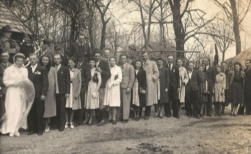 Goście weselni rodziców w kwietniu 1944 r. w Brzozowej #rodzinne