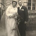 W dniu ślubu rodziców w 1944 r. (na tle domu, który jeszcze istnieje) #rodzinne
