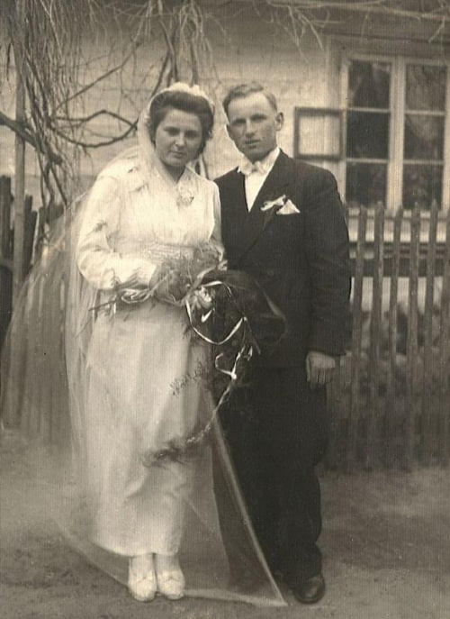 W dniu ślubu rodziców w 1944 r. (na tle domu, który jeszcze istnieje) #rodzinne