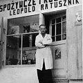 Zdjęcie ojca przed sklepem w Połańcu przy ul. 11 Listopada (w 1948 r.) #rodzinne