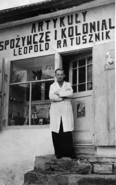 Zdjęcie ojca przed sklepem w Połańcu przy ul. 11 Listopada (w 1948 r.) #rodzinne