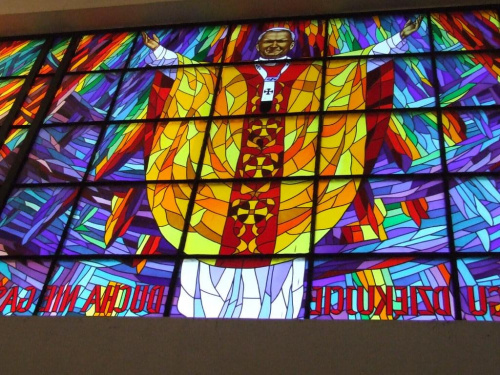 Witraże w kościele Św. Ducha w Staszowie. Postać Jana Pawła II błogosławiącego. Bogu Dziękujcie! Ducha nie gaście! #kościoły
