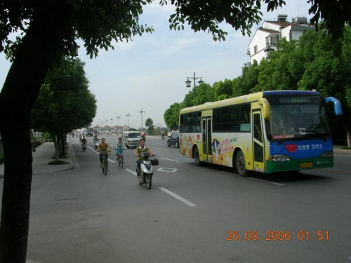 Poranek w mieście Xian,na rowerach
lub skuterach jedzie cała 3 osobowa rodzina